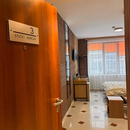 студио 3 Apartment